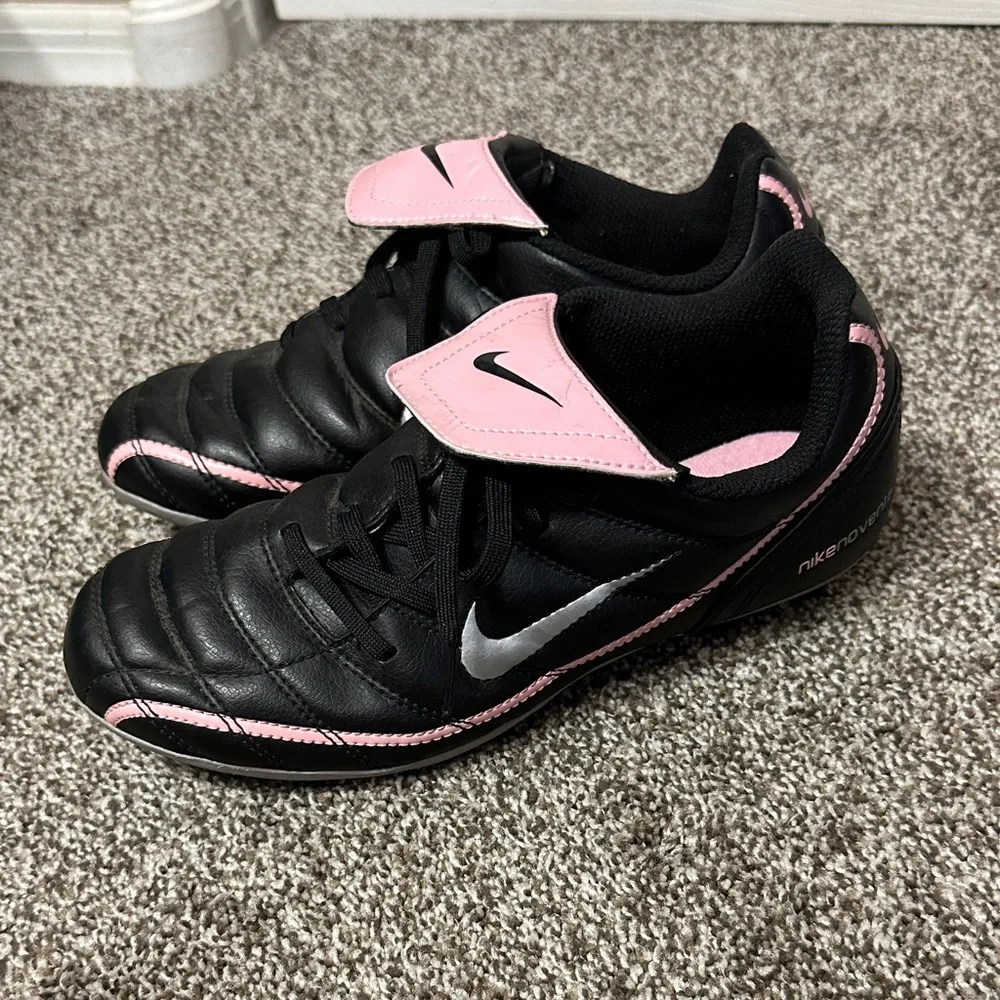 Nike Noventa Kids Black Sneakers with Pink Accents 3Y